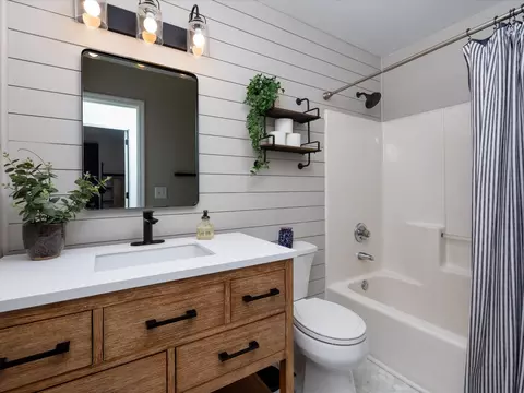 Bath - 620 Independence Dr E, Franklin, TN 37067 photo 6 of 7