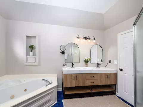 Bath - 620 Independence Dr E, Franklin, TN 37067 photo 3 of 7