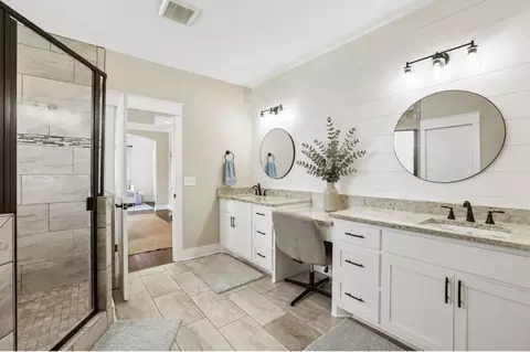 Bath - 2729 Carousel Dr, Murfreesboro, TN 37128 photo 2 of 8