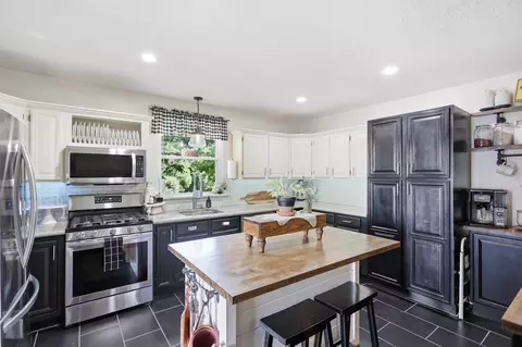 Kitchen - 8157 Highway 49 E, Springfield, TN 37172 photo 2 of 3