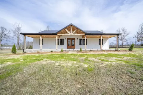 1030 Robbins Rd, Collinwood, TN 38450