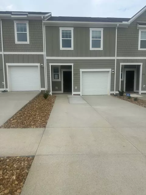 221 Darlington Dr, Dickson, TN 37055