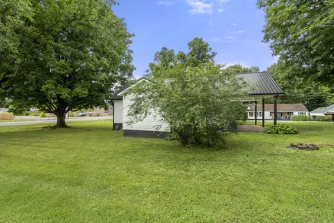 Exterior - 100 Brook Dr, Dickson, TN 37055 photo 7 of 8