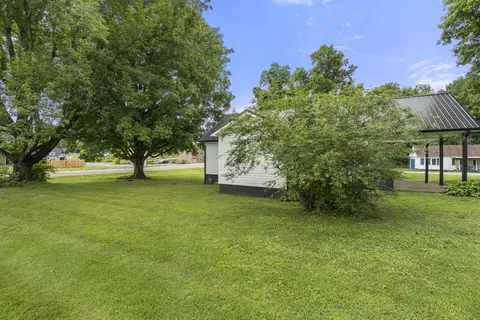 Exterior - 100 Brook Dr, Dickson, TN 37055 photo 6 of 8