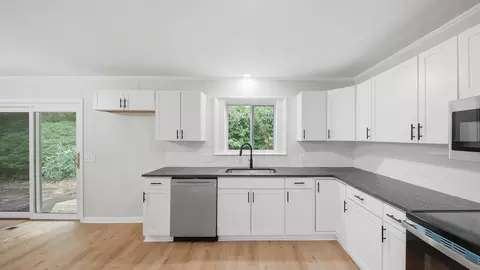 Kitchen - 7101 Moreview Rd, Chattanooga, TN 37412 photo 2 of 3