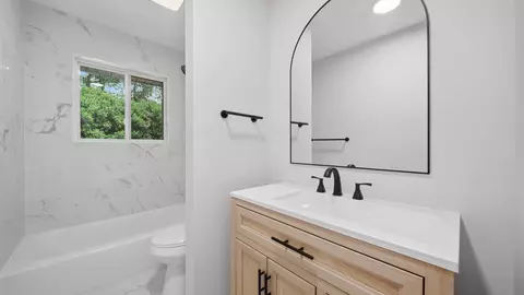 Bath - 7101 Moreview Rd, Chattanooga, TN 37412 photo 4 of 10
