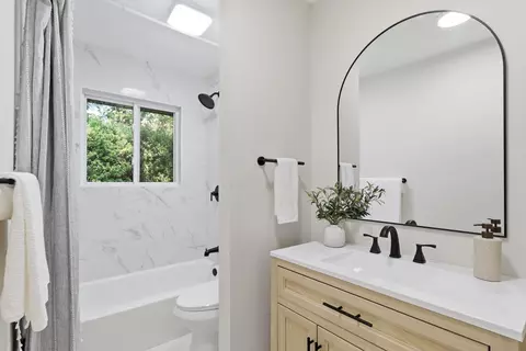 Bath - 7101 Moreview Rd, Chattanooga, TN 37412 photo 1 of 4