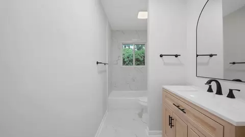 Bath - 7101 Moreview Rd, Chattanooga, TN 37412 photo 2 of 10