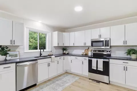 Kitchen - 7101 Moreview Rd, Chattanooga, TN 37412 photo 2 of 4