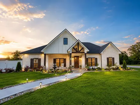 348 Ellington Dr, Clarksville, TN 37043