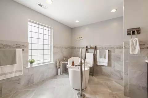 Bath - 1005 Market St, Franklin, TN 37067 photo 3 of 10