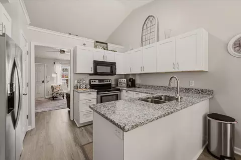 Kitchen - 1624 Dodd Trl, Murfreesboro, TN 37128 photo 2 of 4