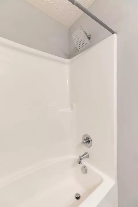 Bath - 2353 Date Dr, Murfreesboro, TN 37130 photo 3 of 4