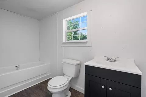 Bath - 474 Duncan Rd, Centerville, TN 37033 photo 1 of 2