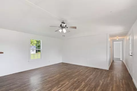 Living - 474 Duncan Rd, Centerville, TN 37033 photo 2 of 3