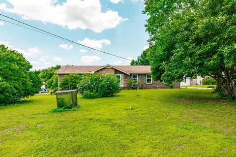 102 Lake Point Dr, Gallatin, TN 37066