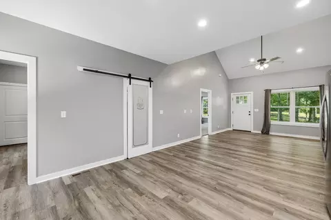 Entry Way - 567 Mcelhiney Rd, Dickson, TN 37055 photo 4 of 6