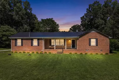 106 Larkway Dr, Tullahoma, TN 37388