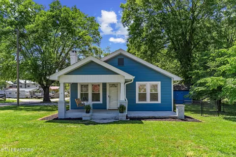 300 Hillcrest St, Clinton, TN 37716