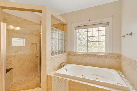 Bath - 9237 Leaf Brook Ln, Apison, TN 37302 photo 3 of 8