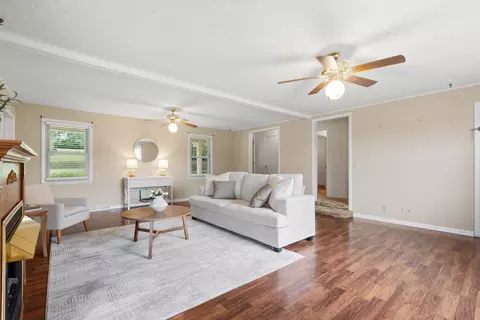 Living - 2054 Ridgecrest Cir, Dickson, TN 37055 photo 2 of 4