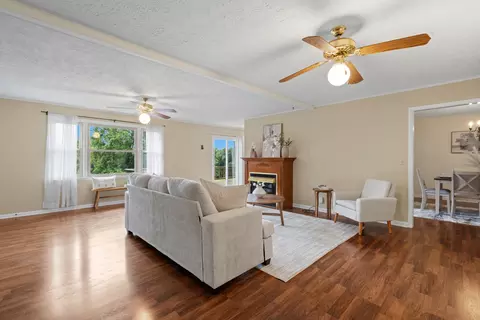 Living - 2054 Ridgecrest Cir, Dickson, TN 37055 photo 3 of 4