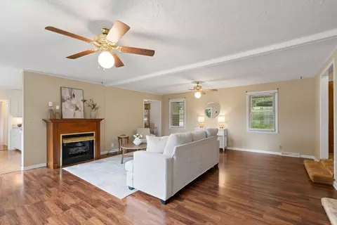 Living - 2054 Ridgecrest Cir, Dickson, TN 37055 photo 4 of 4