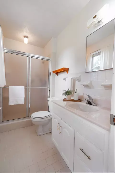 Bath - 2054 Ridgecrest Cir, Dickson, TN 37055 photo 1 of 3