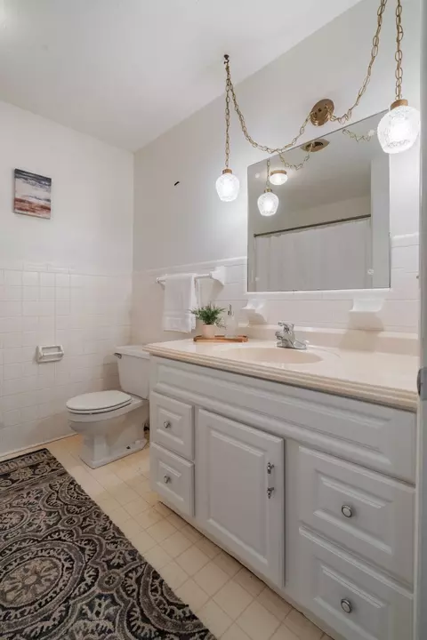 Bath - 2054 Ridgecrest Cir, Dickson, TN 37055 photo 2 of 3
