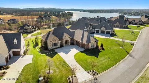 511 Commodore Dr, Lenoir City, TN 37772