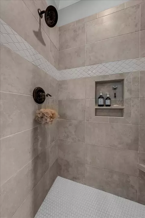 Bath - 621 Tybarber Ave, Murfreesboro, TN 37129 photo 4 of 6