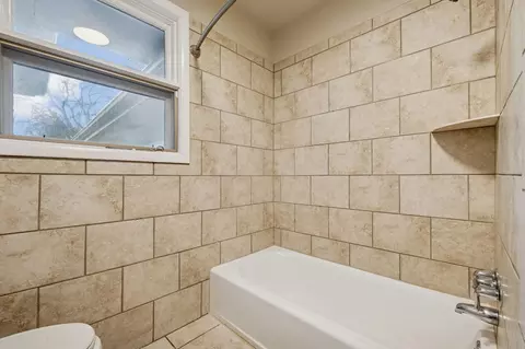 Bath - 2032 Eversong Ln, Hermitage, TN 37076 photo 3 of 4