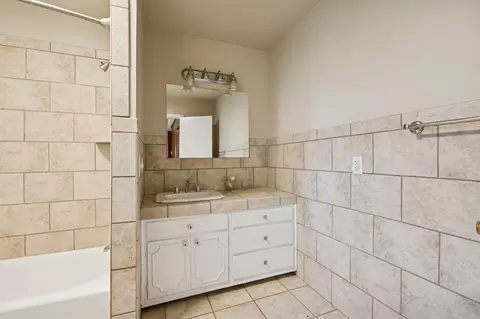 Bath - 2032 Eversong Ln, Hermitage, TN 37076 photo 2 of 4