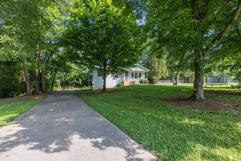 860 Anchor Dr, Lenoir City, TN 37771