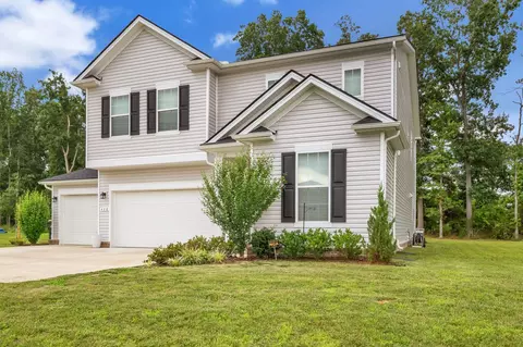 Exterior - 400 Hickory Pointe Dr, Dickson, TN 37055 photo 3 of 6