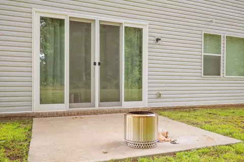 Exterior - 400 Hickory Pointe Dr, Dickson, TN 37055 photo 4 of 6