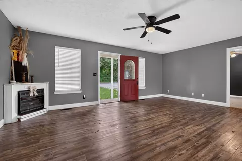 Living - 109 Brown Rd, Morrison, TN 37357 photo 2 of 5