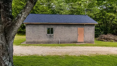 Exterior - 425 E Piney Rd, Dickson, TN 37055 photo 4 of 8