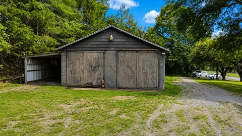 Exterior - 425 E Piney Rd, Dickson, TN 37055 photo 6 of 8