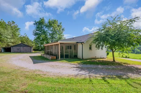 Exterior - 425 E Piney Rd, Dickson, TN 37055 photo 3 of 8