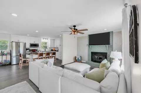 Living - 425 E Piney Rd, Dickson, TN 37055 photo 3 of 4
