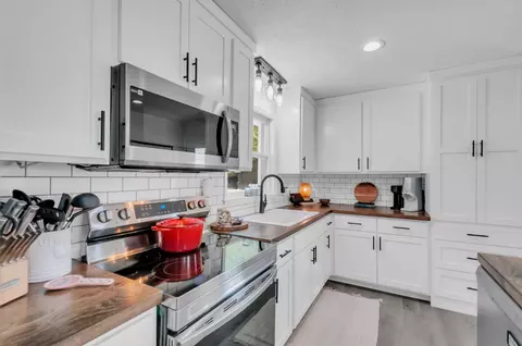 Kitchen - 425 E Piney Rd, Dickson, TN 37055 photo 4 of 6