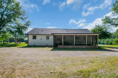 Exterior - 425 E Piney Rd, Dickson, TN 37055 photo 7 of 8