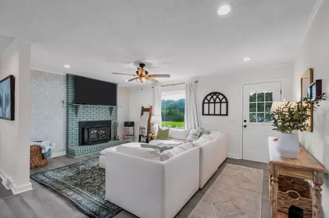 Living - 425 E Piney Rd, Dickson, TN 37055 photo 1 of 4