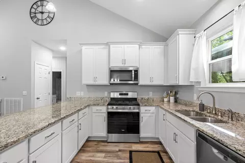 Kitchen - 1505 E Piney Rd, Dickson, TN 37055 photo 3 of 3