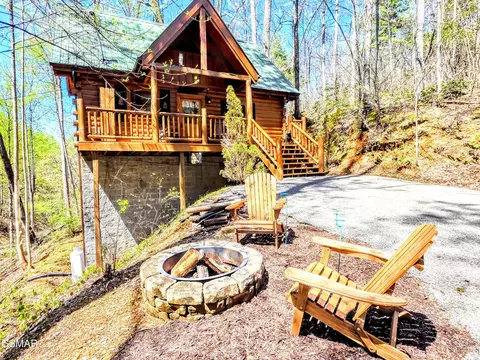 2310 Raymond Hollow Rd, Sevierville, TN 37876