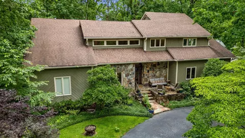 10 Pebble Ln, Signal Mountain, TN 37377