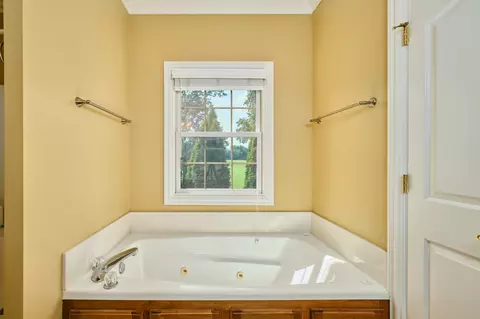 Bath - 413 Founders Ct, Springfield, TN 37172 photo 2 of 9
