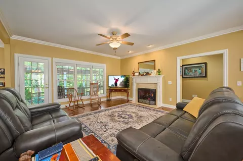 Living - 413 Founders Ct, Springfield, TN 37172 photo 2 of 2