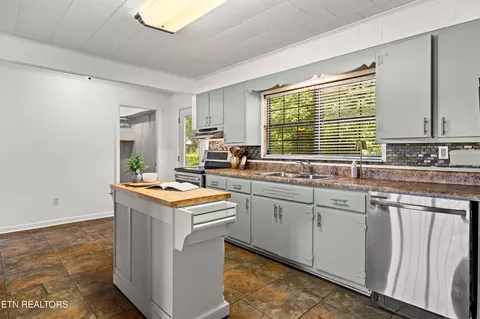 Kitchen - 170 Dotson Rd, Greenback, TN 37742 photo 2 of 6
